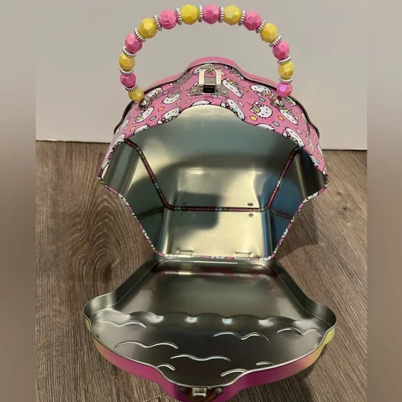 Absolutely Adorable Hello Kitty Metal Tin/Purse- NWT - Picture 2 of 4